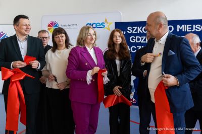 zdjęcie z uroczystego otwarcia hali sportowej w Szkole Podstawowej nr 16 w Rzeszowie, fot. Grzegorz Bukała, Urząd Miasta Rzeszowa